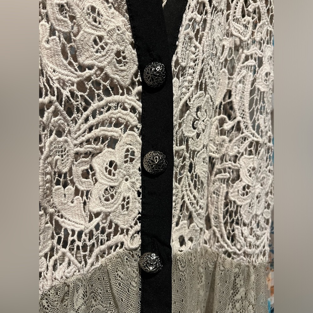 BKE Gimmicks blouse, boho floral with crotchet and fringe, size large - Picture 6 of 9